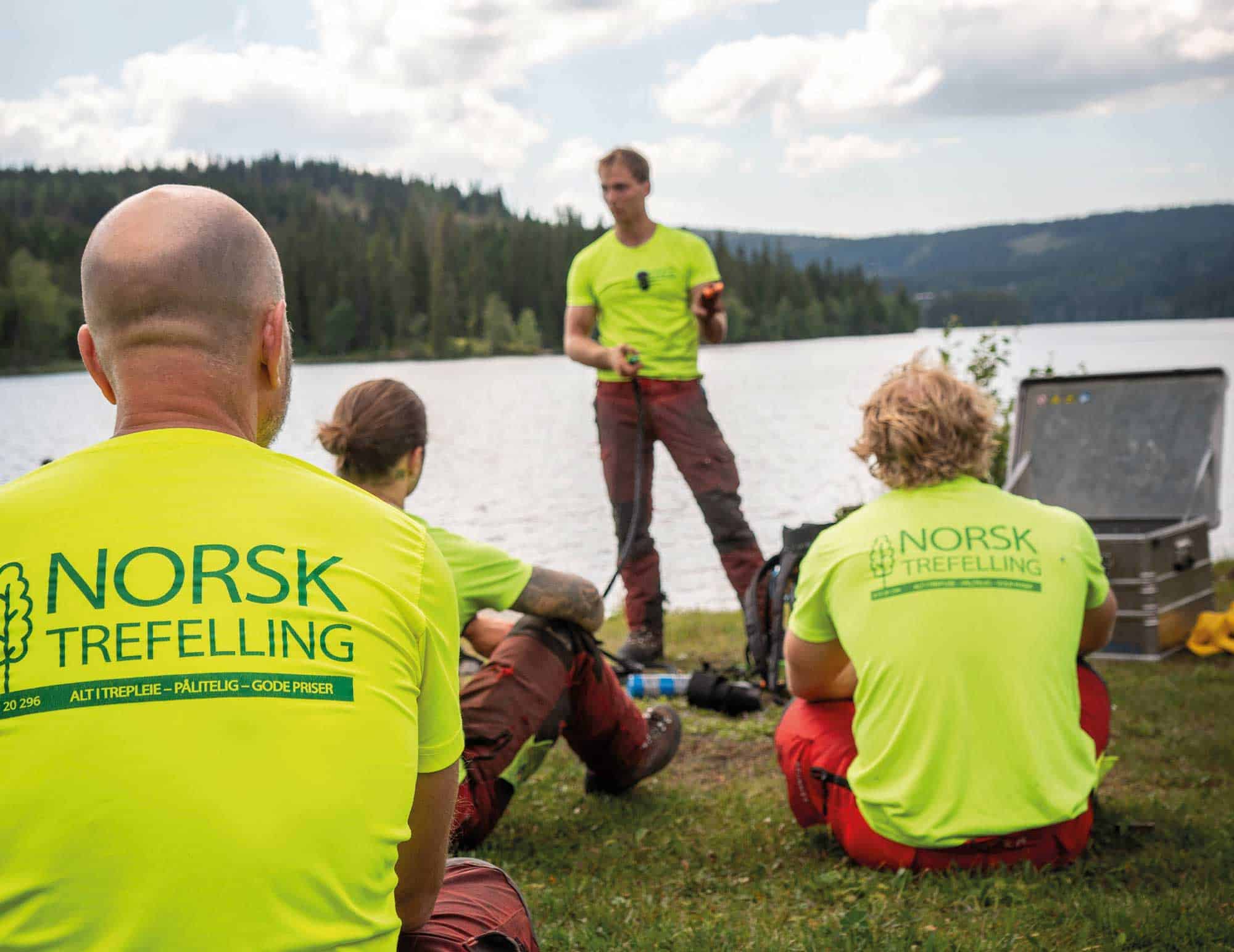Trepleieteam fra Norsk Trefelling planlegger trepleie ved innsjø.